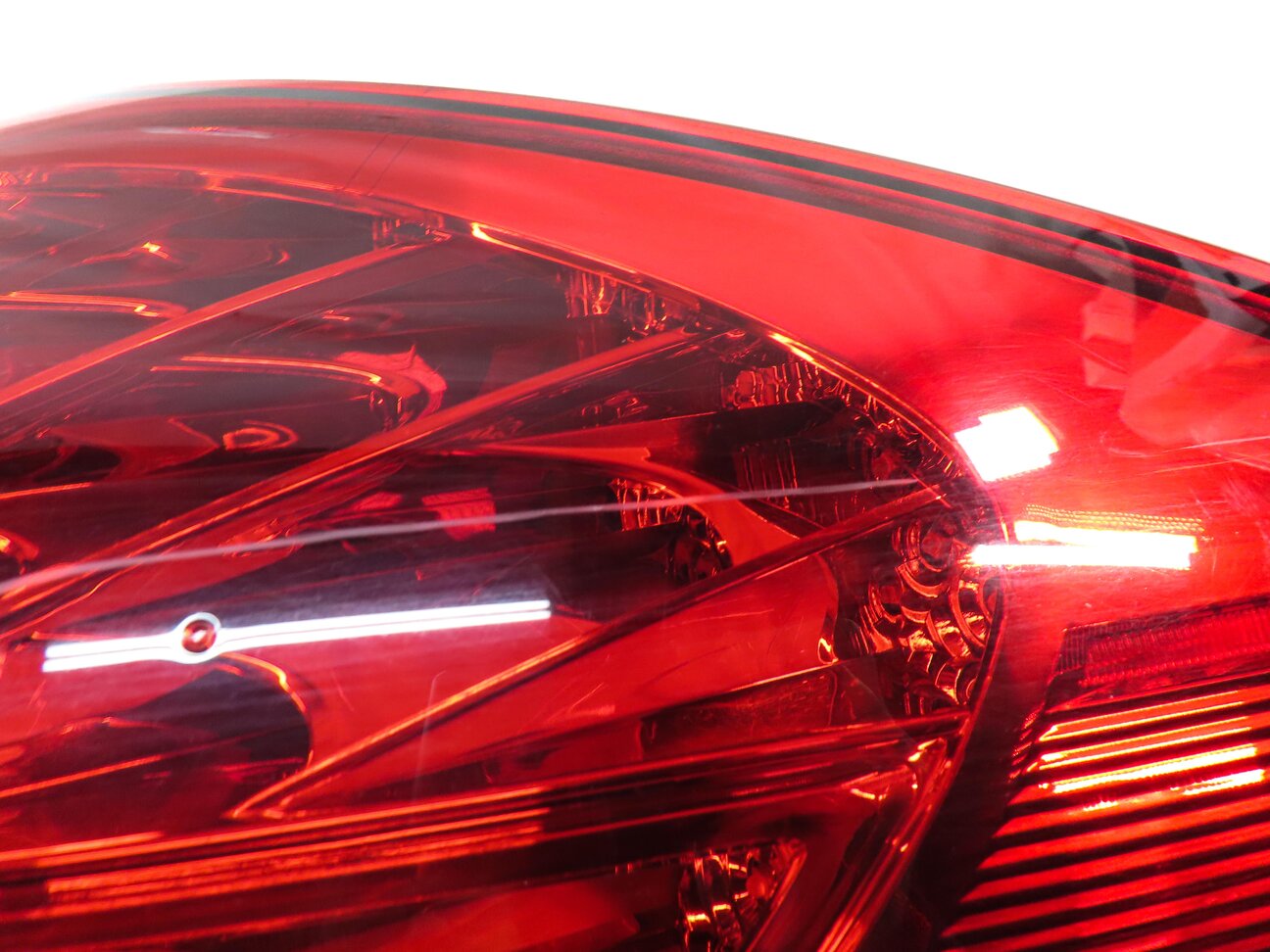 Thumbnail 7: 2011-2014 PORSCHE CAYENNE (958) RIGHT PASSENGER OUTER TAILLIGHT BRAKE LIGHT LAMP