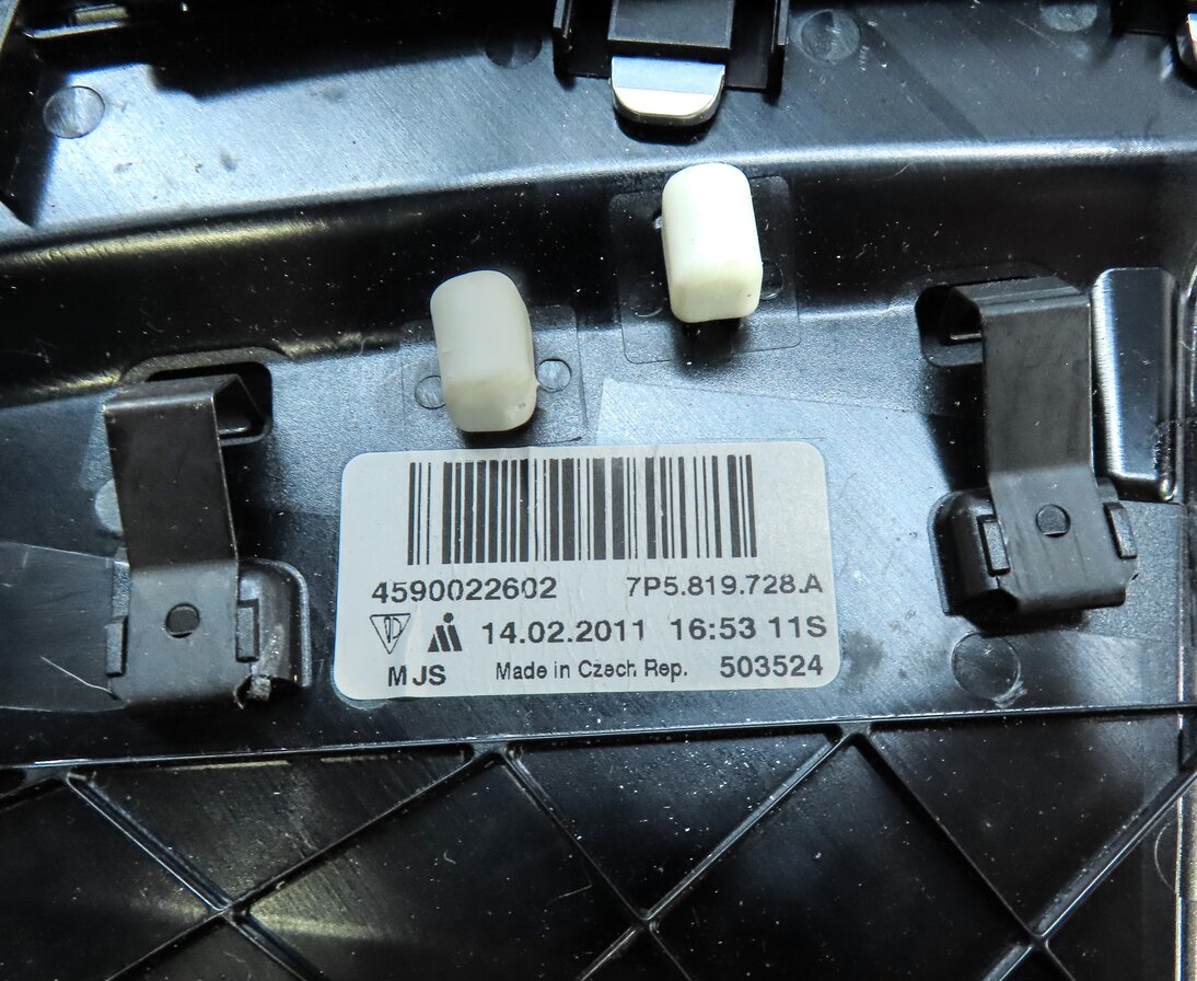 Thumbnail 5: 2011 PORSCHE CAYENNE (958) FRONT CENTER RIGHT AC HEATER AIR VENT (BLACK SILVER)