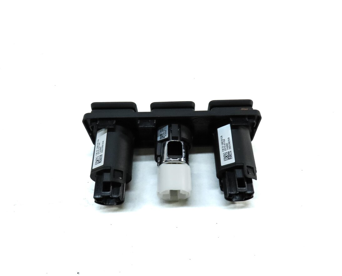 Thumbnail 4: 2016 LAND ROVER DISCOVERY SPORT (L550) REAR 5V 12V SOCKET PLUG CHARGE PANEL