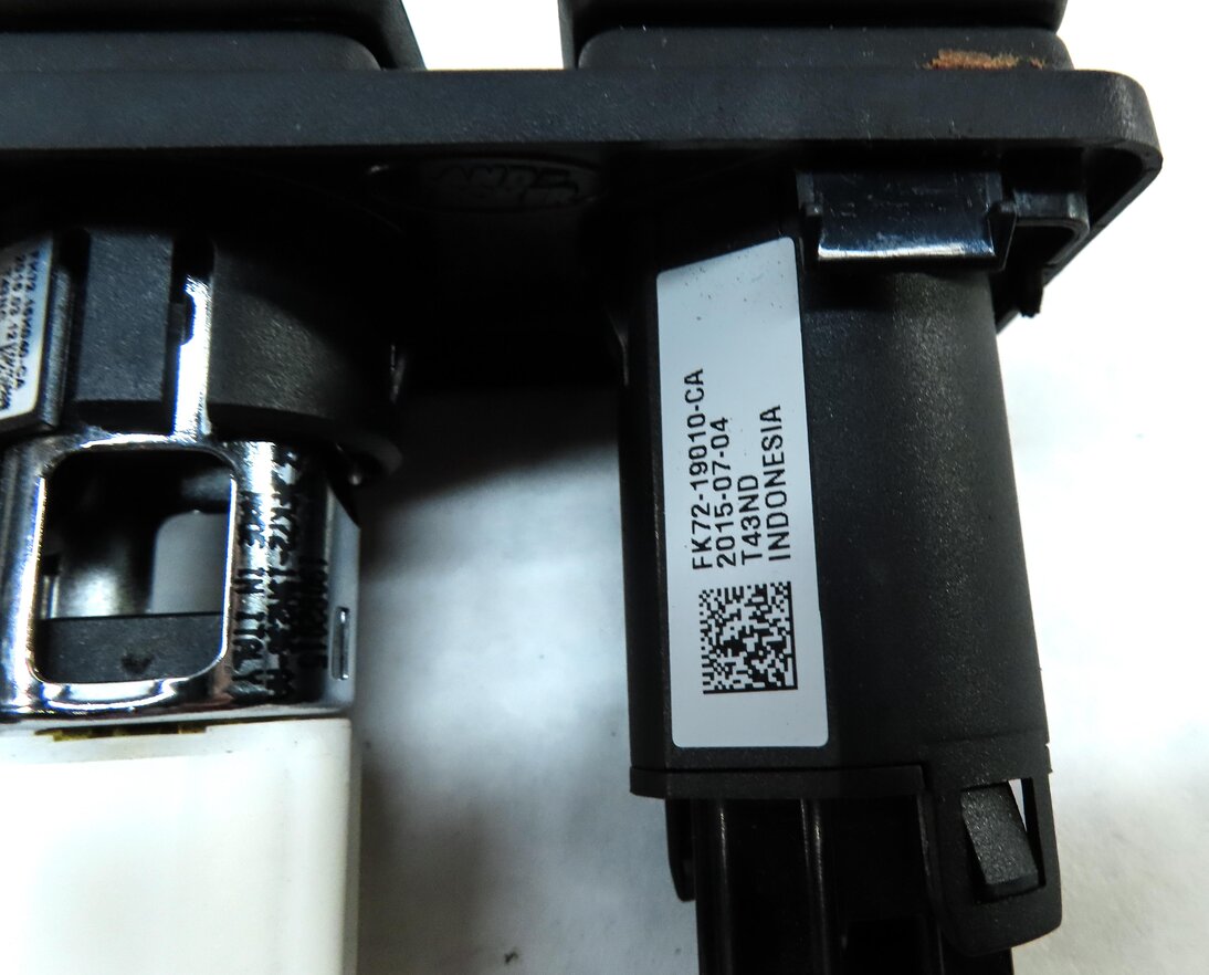Thumbnail 6: 2016 LAND ROVER DISCOVERY SPORT (L550) REAR 5V 12V SOCKET PLUG CHARGE PANEL