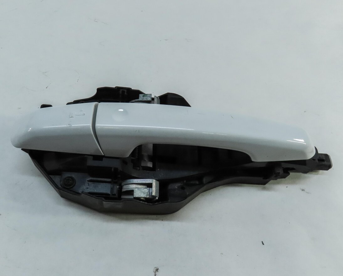 Thumbnail 2: 15-19 LAND ROVER DISCOVERY SPORT (L550) LEFT FRONT PASSIVE DOOR HANDLE (WHITE)