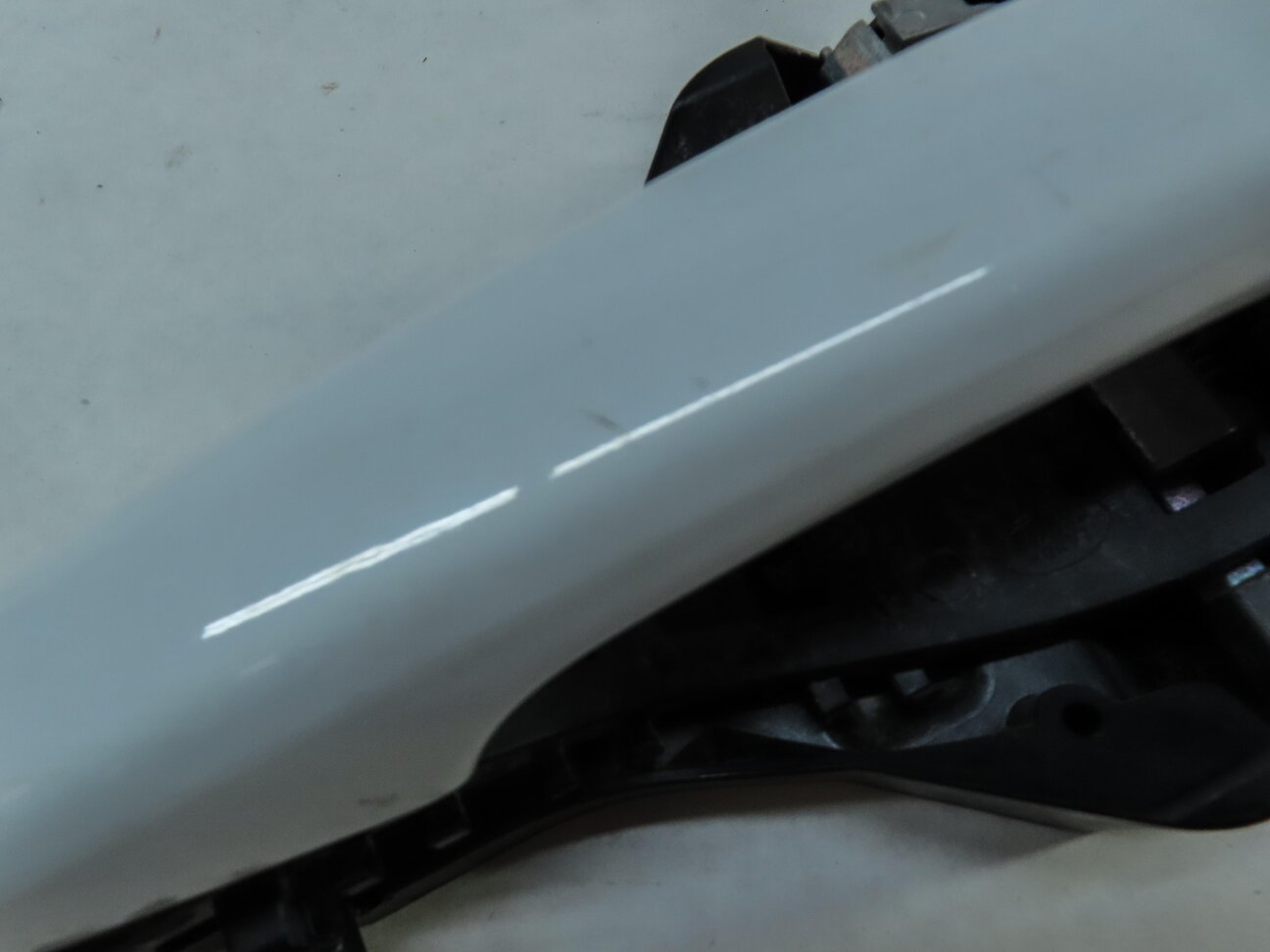 Thumbnail 6: 15-19 LAND ROVER DISCOVERY SPORT (L550) LEFT FRONT PASSIVE DOOR HANDLE (WHITE)