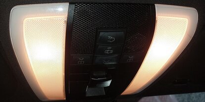 Thumbnail 2: 2012 MERCEDES C-CLASS W204 FRONT ROOF PRIMARY DOME LIGHT MAP READING LAMP BLACK