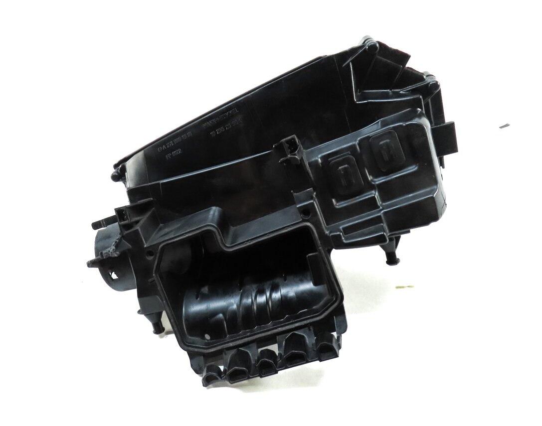 2012-2015 MERCEDES C250 SLK250 (W172 W204) AIR INTAKE FILTER BOX HOUSING CLEANER