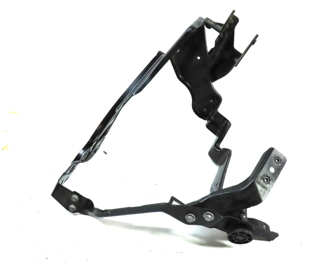 Thumbnail 2: 2012 MERCEDES C-CLASS (W204) FRONT RIGHT PASSENGER HEADLIGHT MOUNT BRACKET