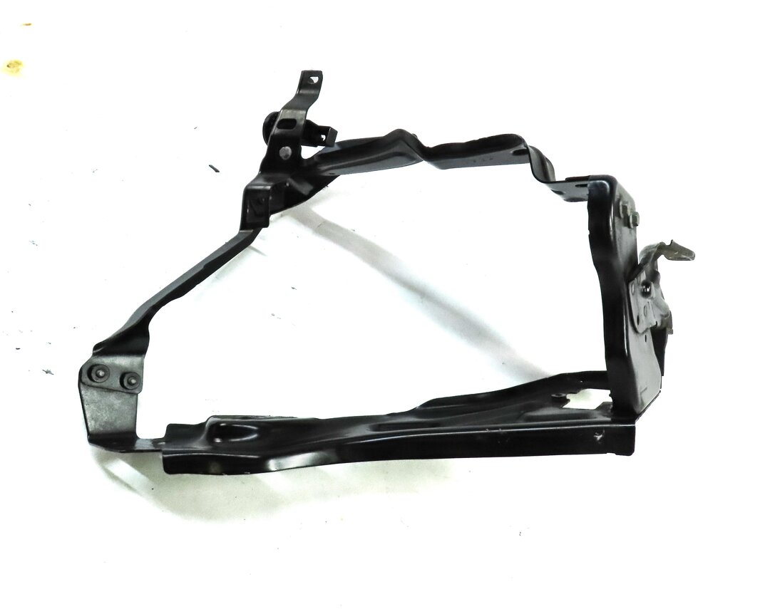 Thumbnail 6: 2012 MERCEDES C-CLASS (W204) FRONT RIGHT PASSENGER HEADLIGHT MOUNT BRACKET