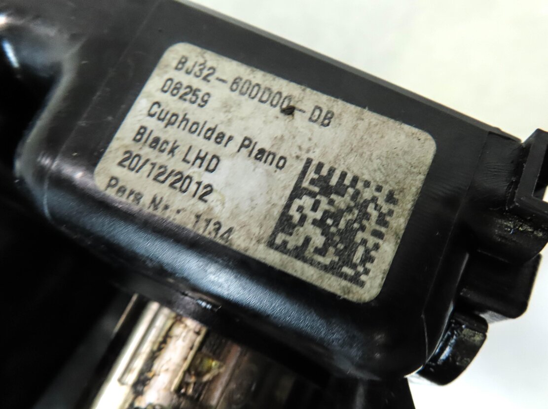 Thumbnail 8: 2013 LAND RANGE ROVER EVOQUE (L538) FRONT CENTER CONSOLE CUPHOLDER w/ 12v SOCKET