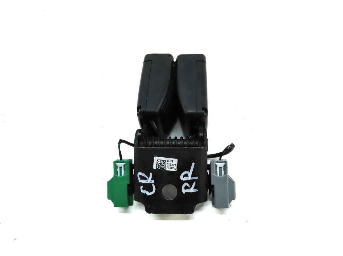 Thumbnail 5: 2013 LAND RANGE ROVER EVOQUE (L538) REAR CENTER DUAL SEATBELT BUCKLE RECEIVER