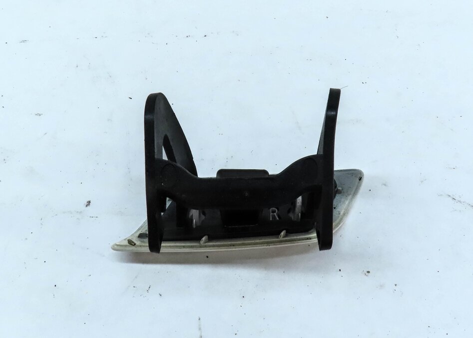 Thumbnail 5: 2014 MERCEDES GL550 (X166) FRONT RIGHT HEADLIGHT WASHER COVER TRIM (WHITE)