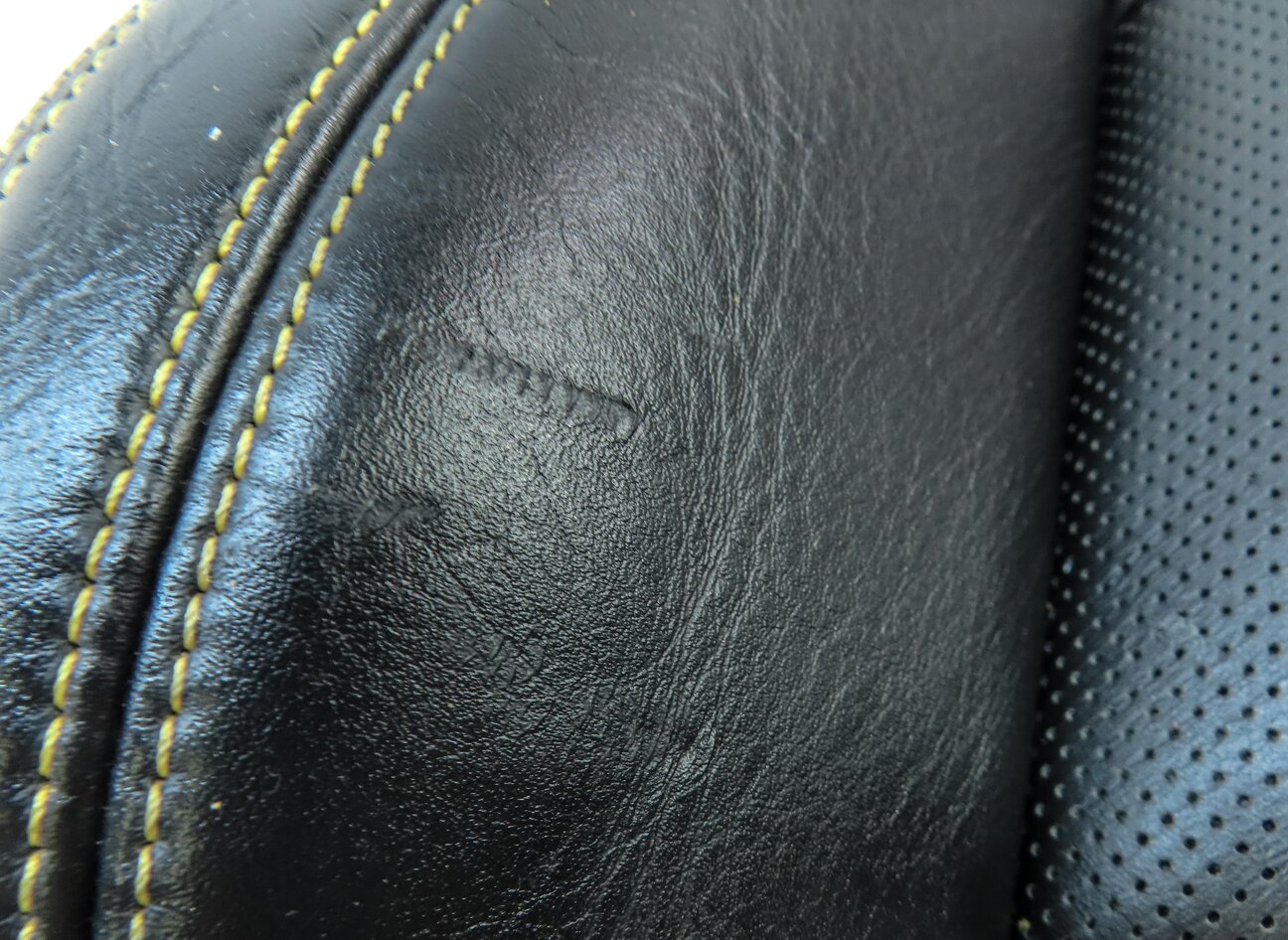 Thumbnail 8: 14-17 6 M6 COUPE F13 FRONT RIGHT M EMBOSSED HEAT VENT LOWER SEAT CUSHION (BLACK)