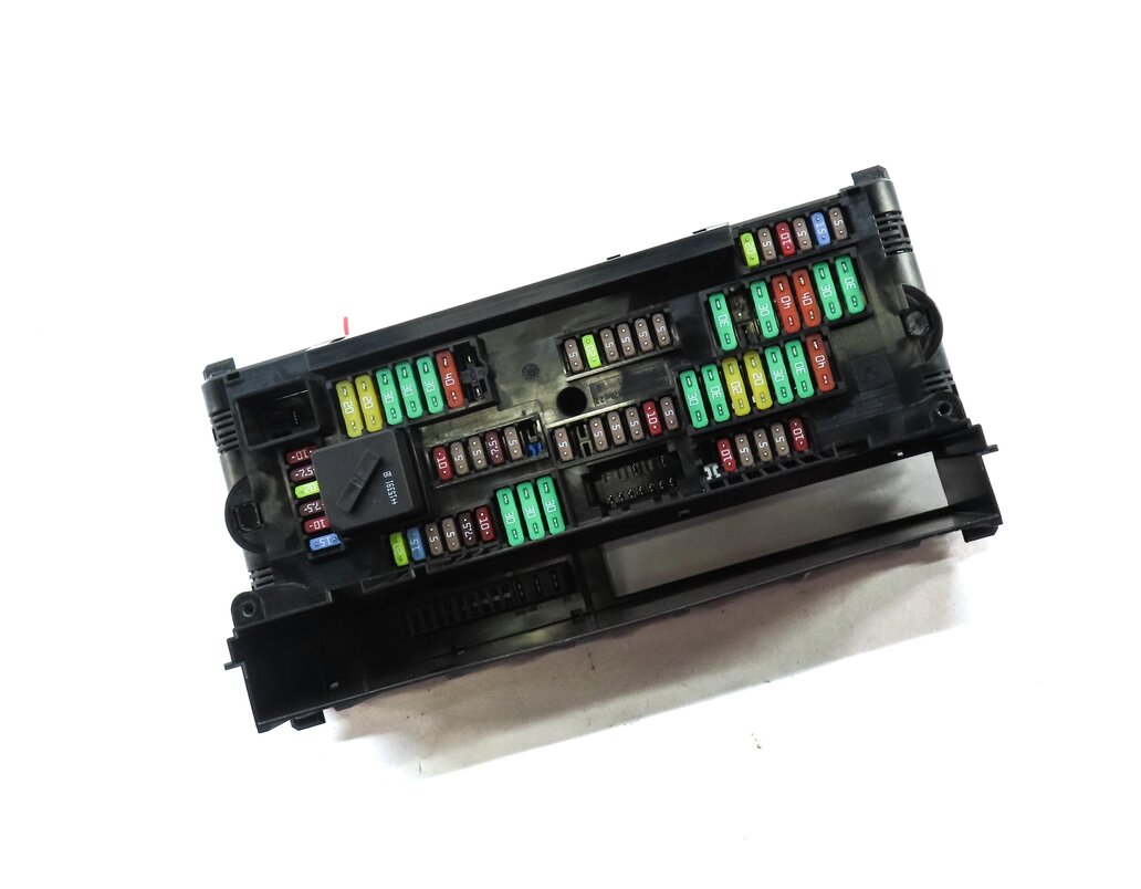 Thumbnail 3: 2016 BMW M6 COUPE (F13) FRONT POWER DISTRIBUTION RELAY FUSE BOX 9252815