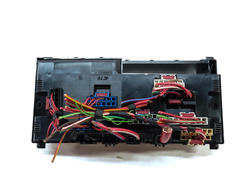 Thumbnail 6: 2016 BMW M6 COUPE (F13) FRONT POWER DISTRIBUTION RELAY FUSE BOX 9252815