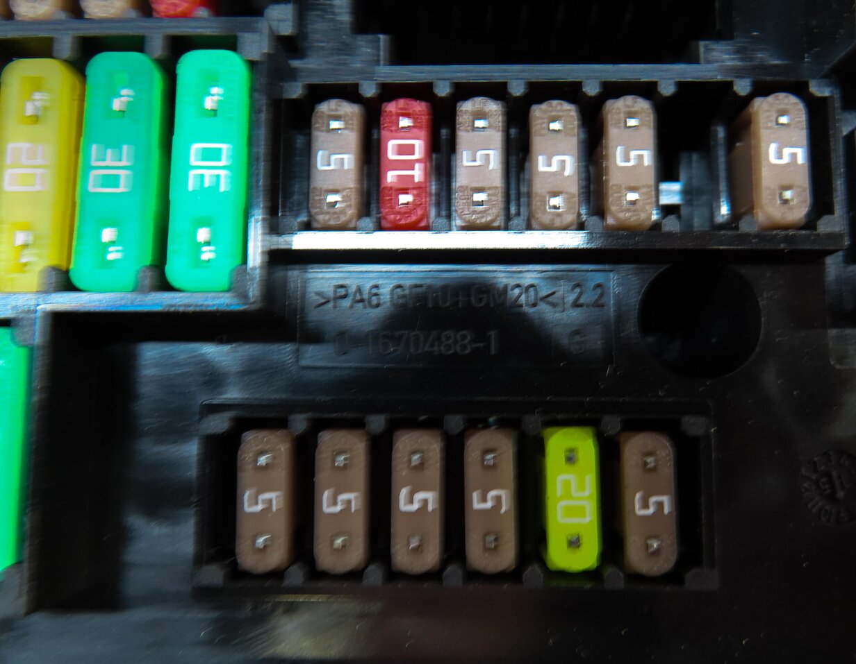 Thumbnail 8: 2016 BMW M6 COUPE (F13) FRONT POWER DISTRIBUTION RELAY FUSE BOX 9252815