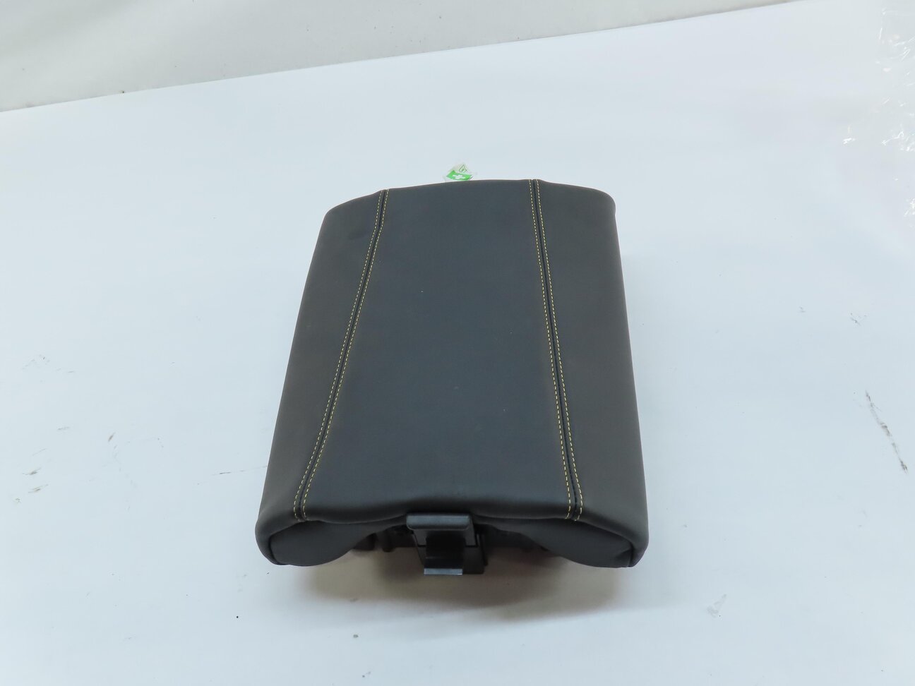 Thumbnail 2: 2016 BMW M6 COUPE F13 REAR SEAT CENTER CONSOLE ARMREST LID (BLACK SPECIAL Z1XX)
