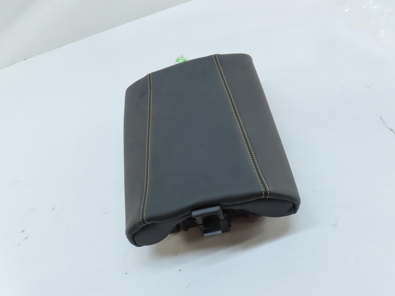 Thumbnail 3: 2016 BMW M6 COUPE F13 REAR SEAT CENTER CONSOLE ARMREST LID (BLACK SPECIAL Z1XX)