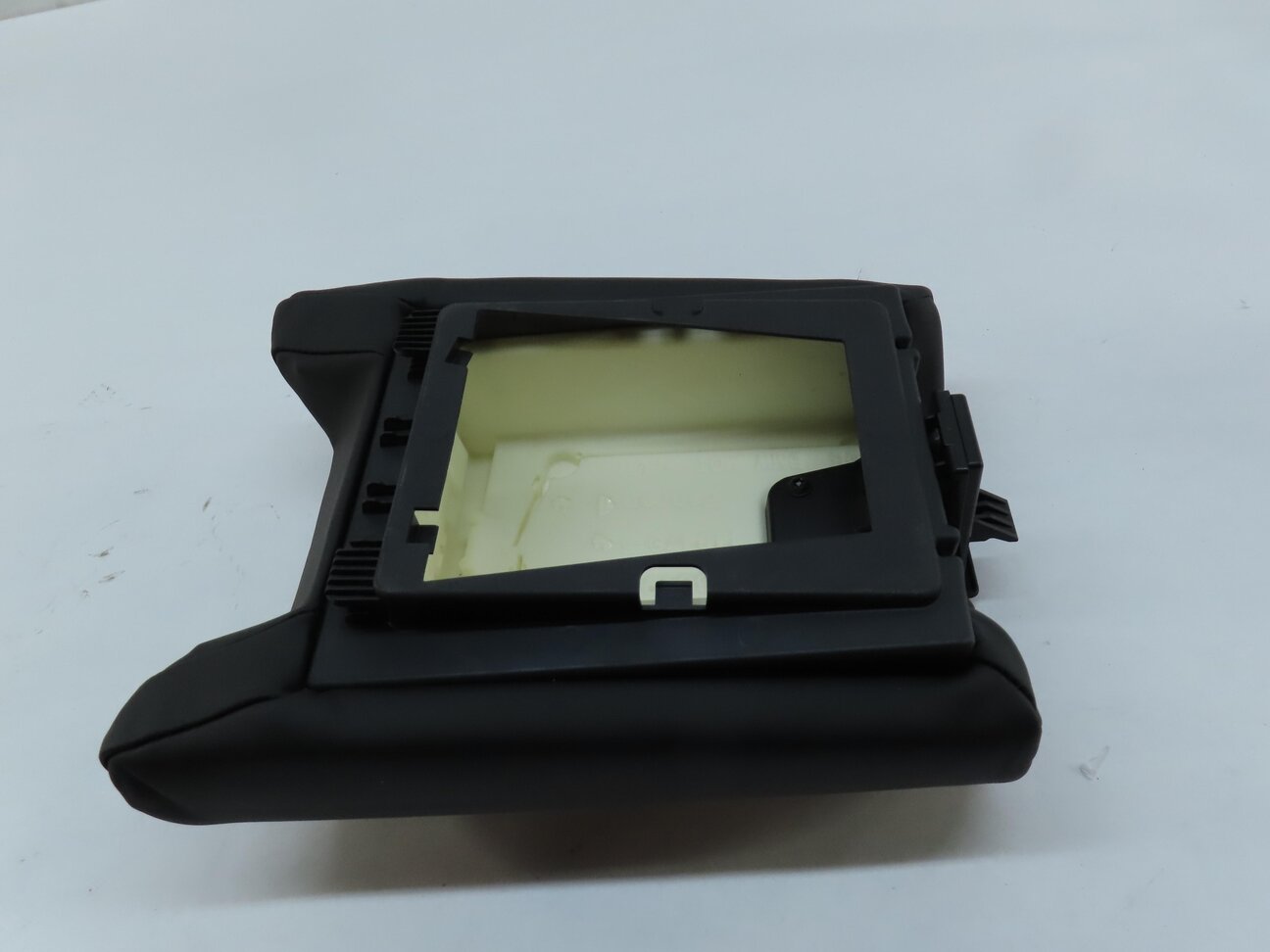 Thumbnail 6: 2016 BMW M6 COUPE F13 REAR SEAT CENTER CONSOLE ARMREST LID (BLACK SPECIAL Z1XX)