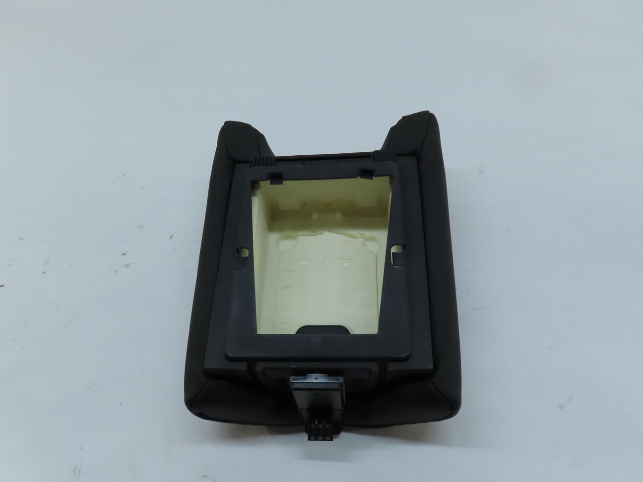 Thumbnail 7: 2016 BMW M6 COUPE F13 REAR SEAT CENTER CONSOLE ARMREST LID (BLACK SPECIAL Z1XX)