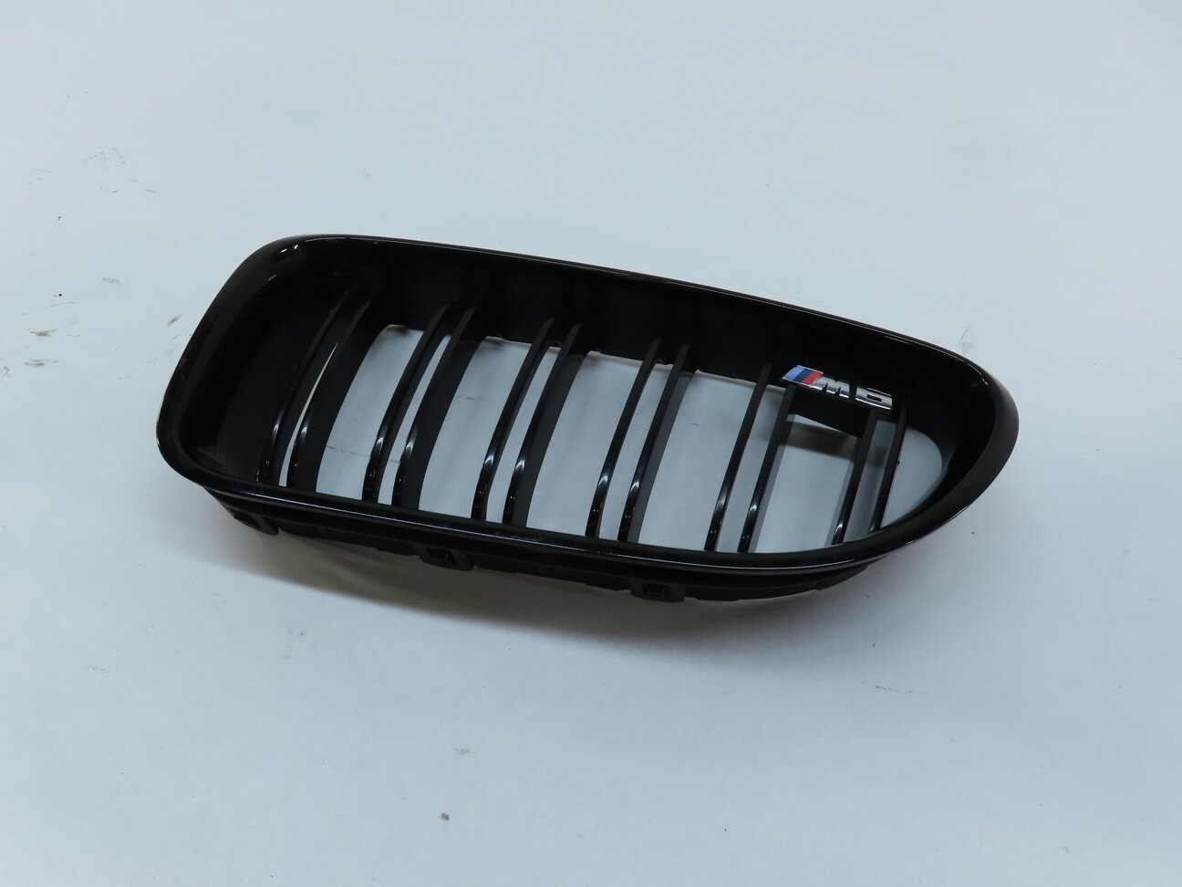 12-18 BMW M6 ///M F12 F13 COUPE CONVERTIBLE FRONT LEFT HOOD GRILLE w/ M6 EMBLEM