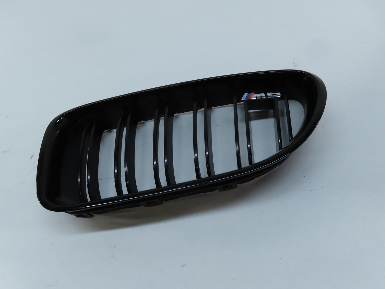 Thumbnail 3: 12-18 BMW M6 ///M F12 F13 COUPE CONVERTIBLE FRONT LEFT HOOD GRILLE w/ M6 EMBLEM