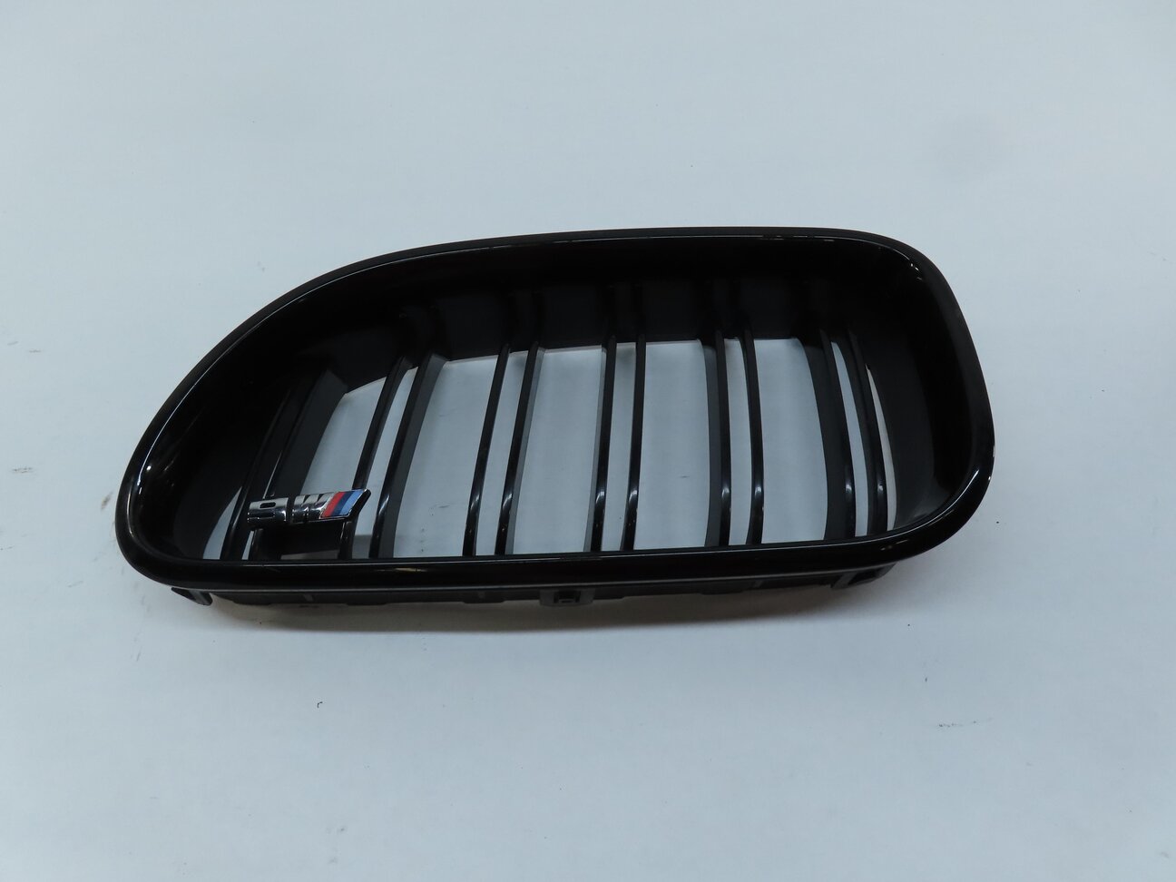 Thumbnail 4: 12-18 BMW M6 ///M F12 F13 COUPE CONVERTIBLE FRONT LEFT HOOD GRILLE w/ M6 EMBLEM