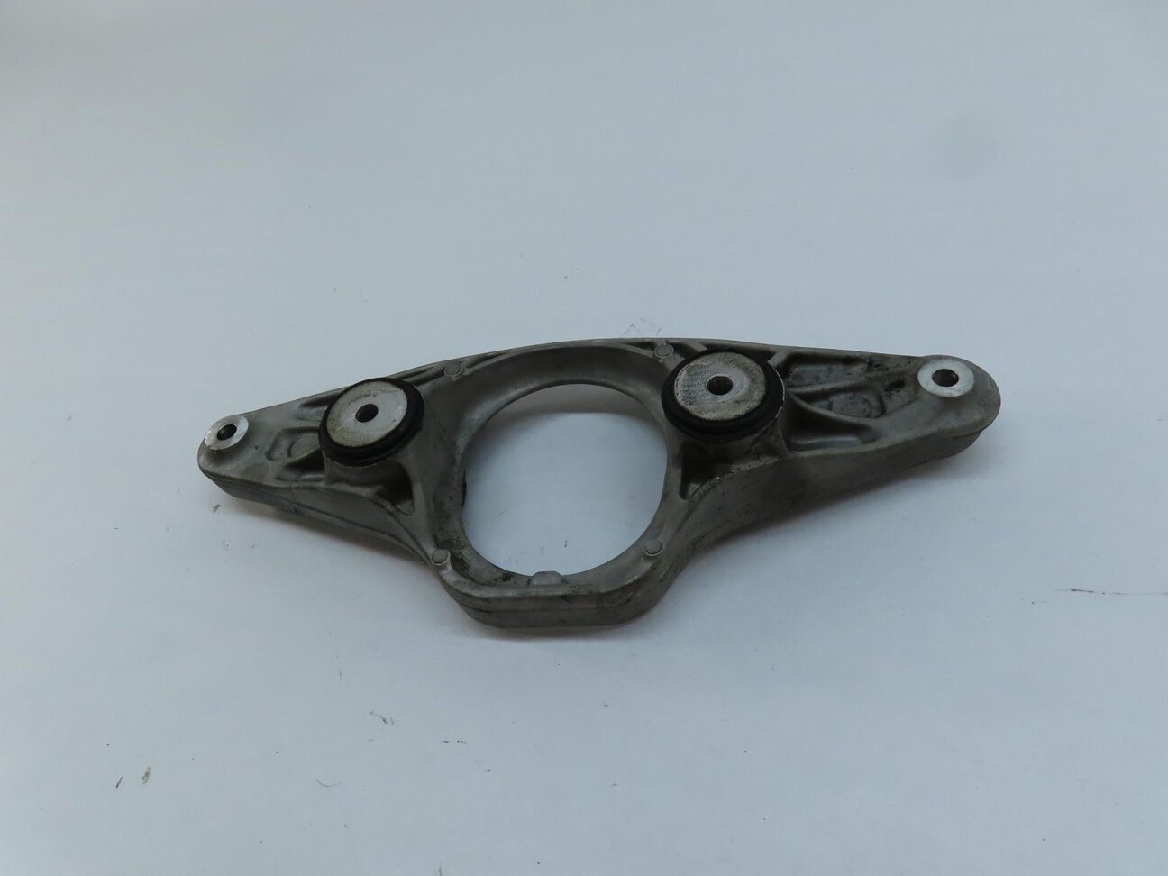 Thumbnail 2: 2016 BMW M6 COUPE (F13) 4.4L S63T ENGINE REAR DIFFERENTIAL MOUNT BRACKET 2284474
