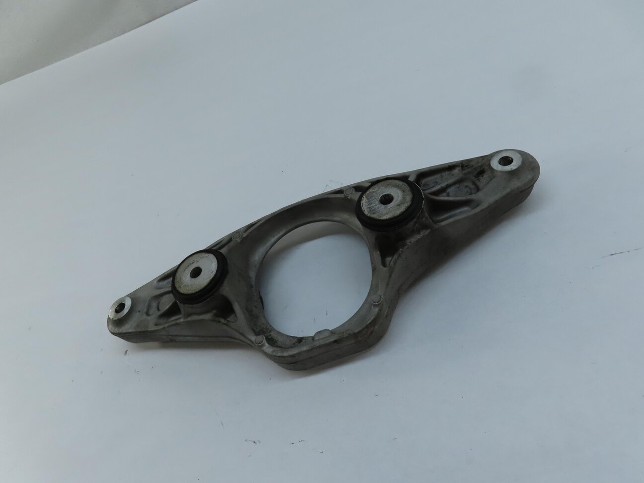 Thumbnail 3: 2016 BMW M6 COUPE (F13) 4.4L S63T ENGINE REAR DIFFERENTIAL MOUNT BRACKET 2284474