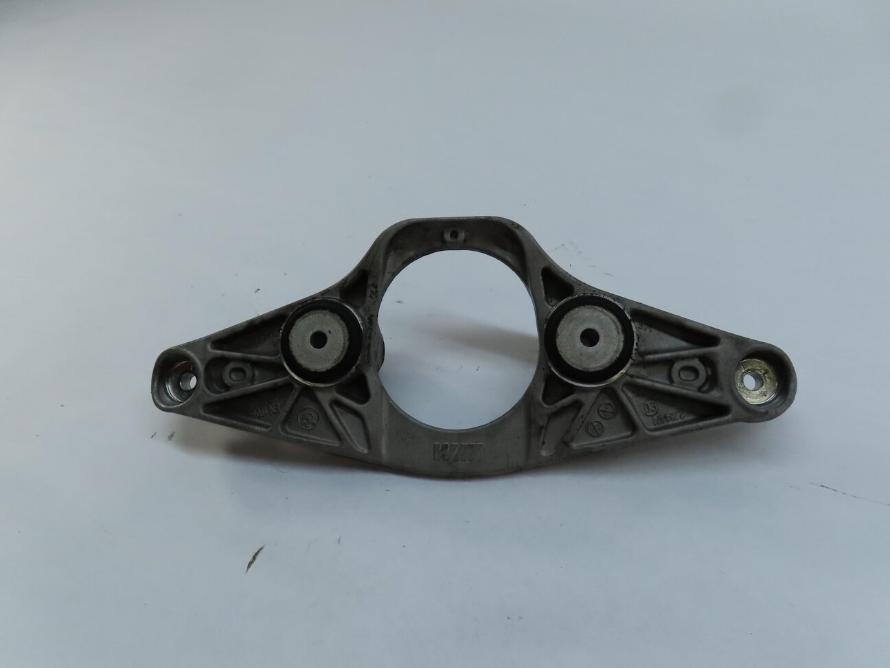 Thumbnail 4: 2016 BMW M6 COUPE (F13) 4.4L S63T ENGINE REAR DIFFERENTIAL MOUNT BRACKET 2284474