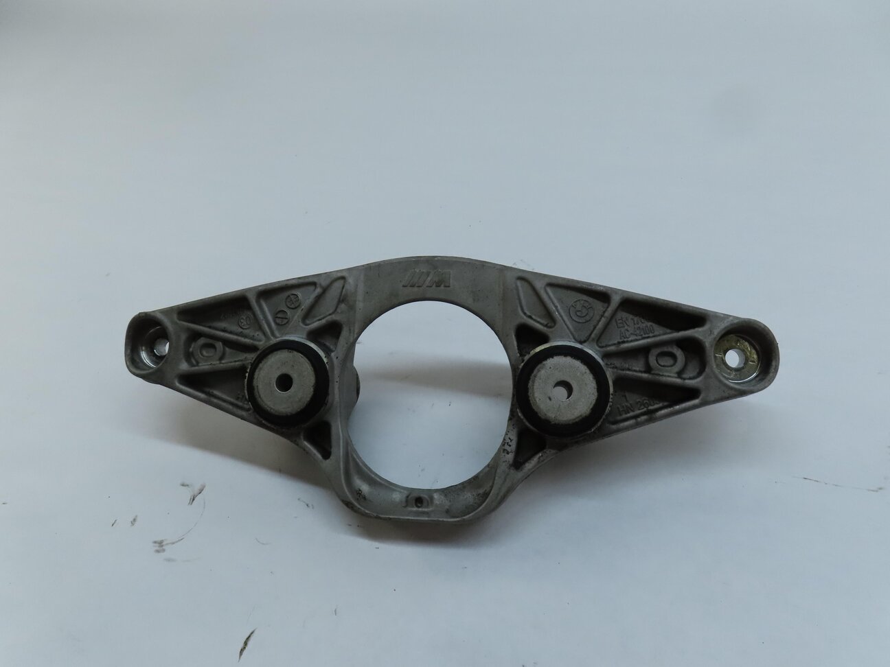 Thumbnail 5: 2016 BMW M6 COUPE (F13) 4.4L S63T ENGINE REAR DIFFERENTIAL MOUNT BRACKET 2284474