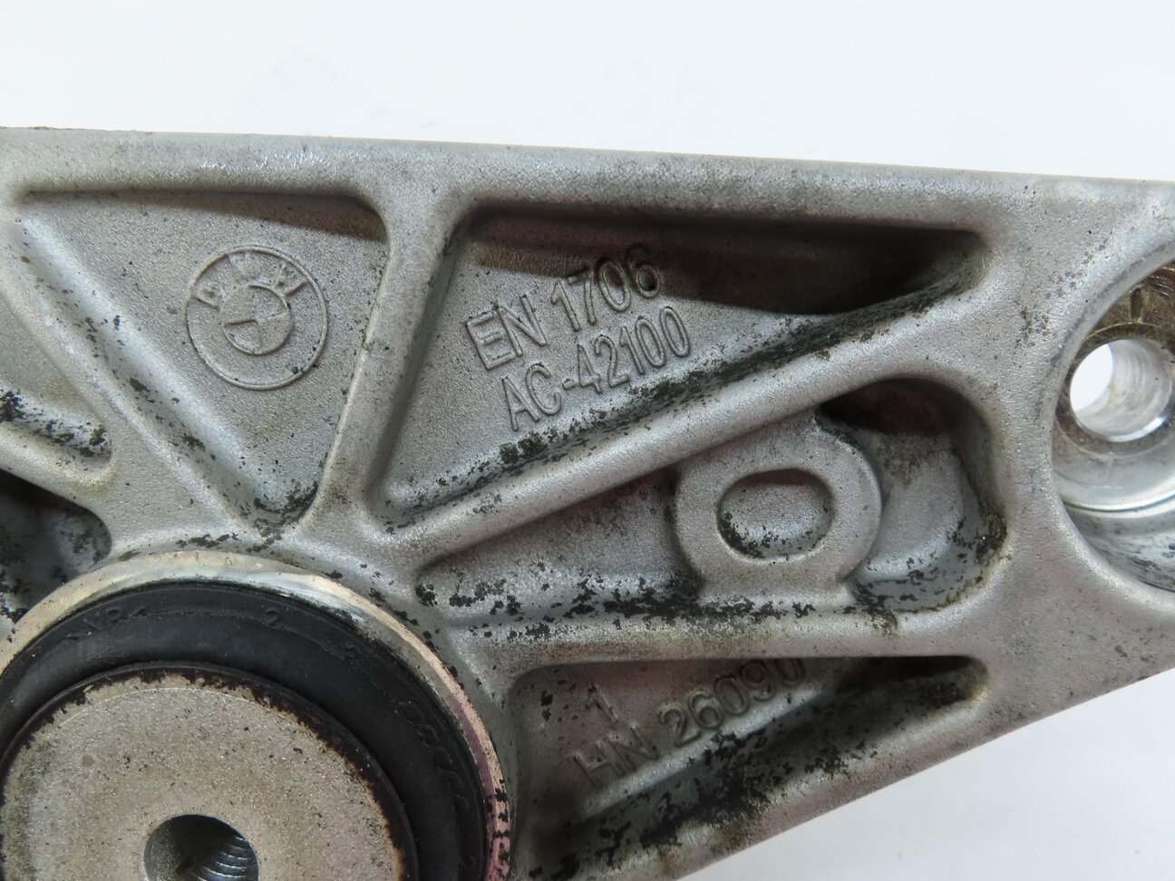 Thumbnail 6: 2016 BMW M6 COUPE (F13) 4.4L S63T ENGINE REAR DIFFERENTIAL MOUNT BRACKET 2284474