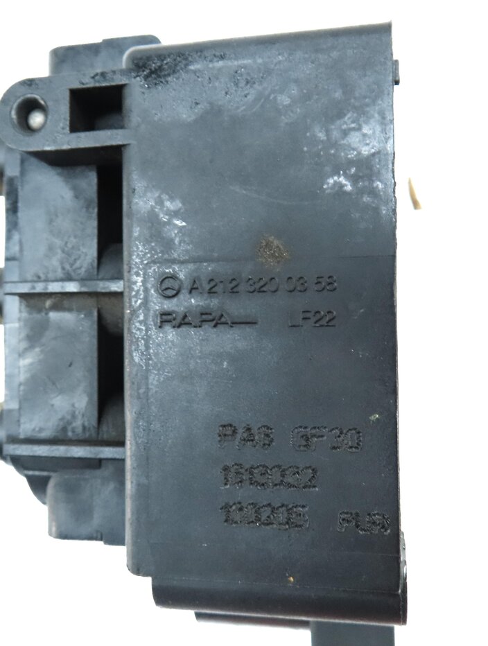 Thumbnail 6: 2013 MERCEDES GL450 (X166) AIR SUSPENSION VALVE BLOCK 2123200358