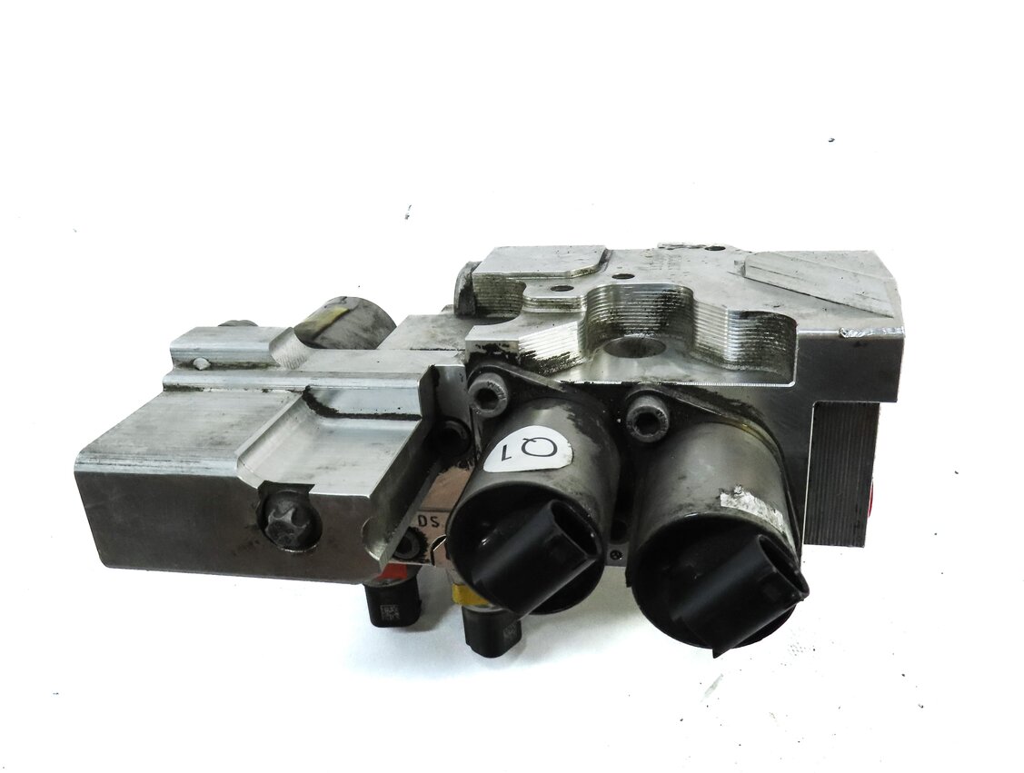 Thumbnail 6: 2013 MERCEDES GL450 X166 FRONT ACTIVE SWAY BARD HYDRAULIC VALVE BLOCK 1663201158