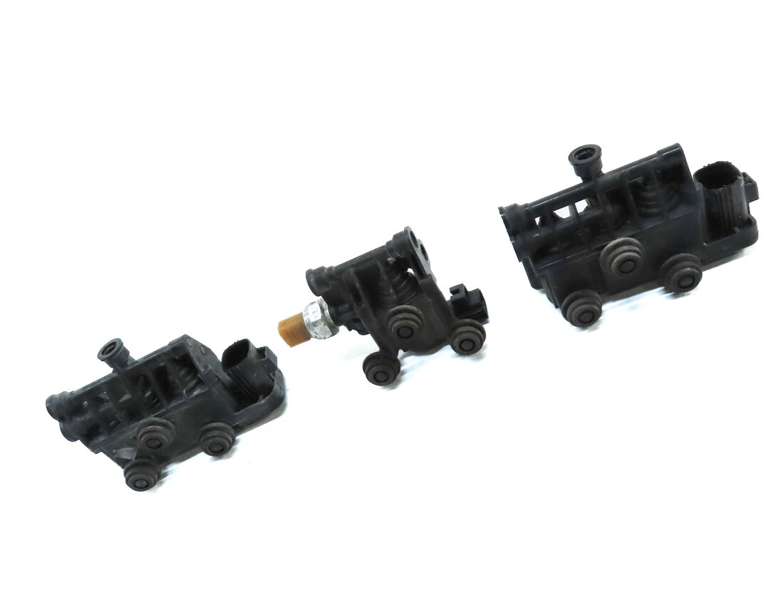 Thumbnail 3: 2010 RANGE ROVER SPORT (L320) FRONT & REAR AIR SUSPENSION VALVE BLOCK SET-3