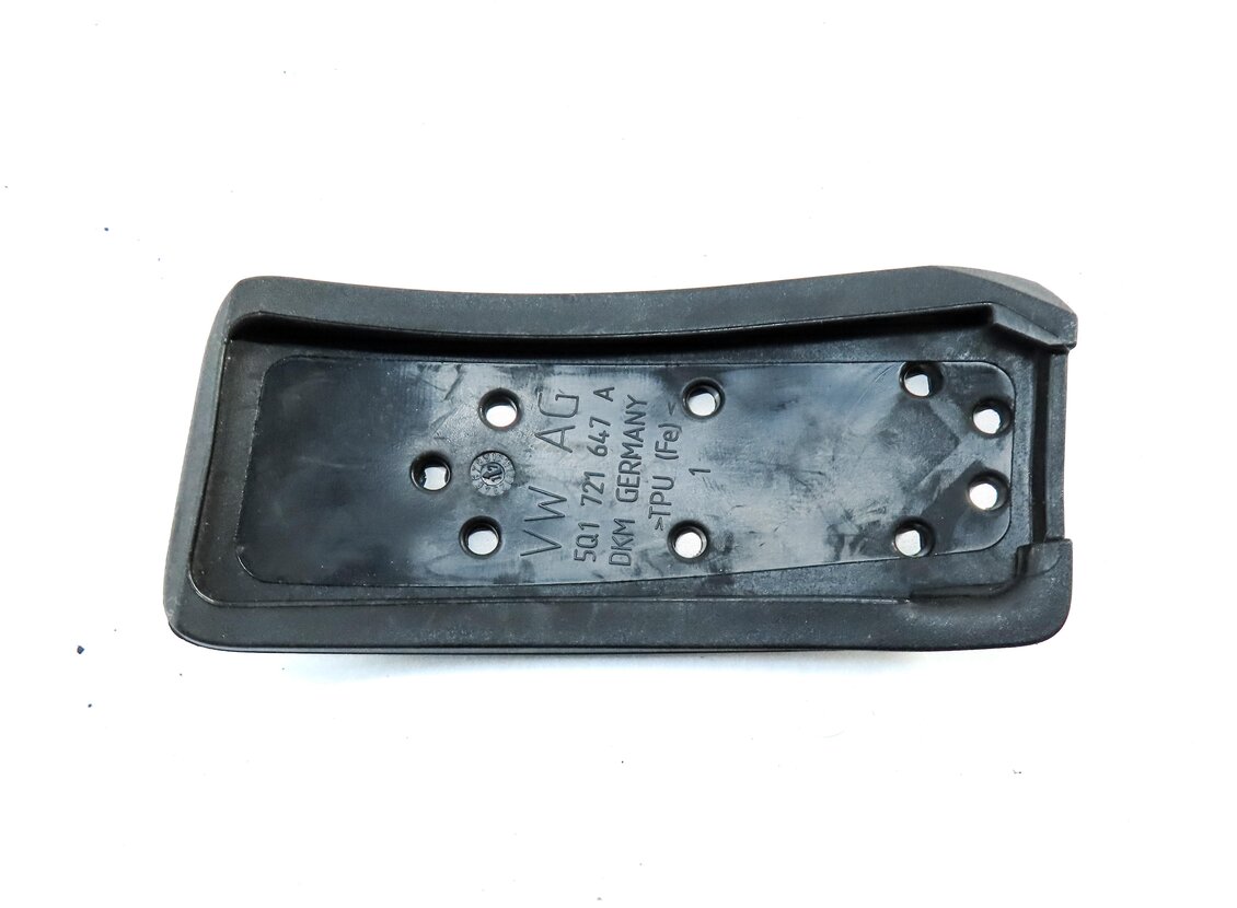 Thumbnail 5: 2015 AUDI A3 (8V) FRONT LEFT GAS BREAK & DEAD PEDAL COVER TRIM (BLACK & SILVER)