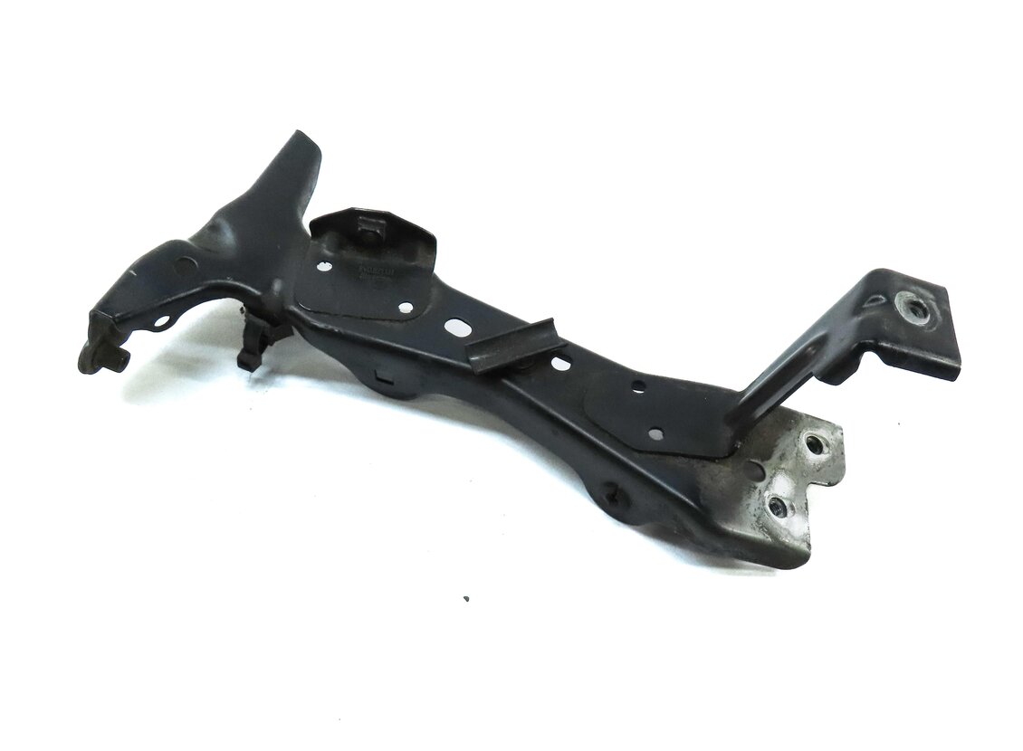 2015 AUDI A3 (8V) FRONT LEFT DRIVER SIDE FENDER MOUNT BRACKET GUIDE (BLACK)