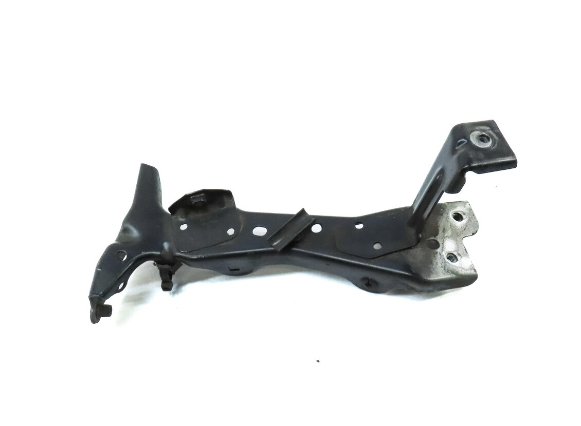 Thumbnail 2: 2015 AUDI A3 (8V) FRONT LEFT DRIVER SIDE FENDER MOUNT BRACKET GUIDE (BLACK)