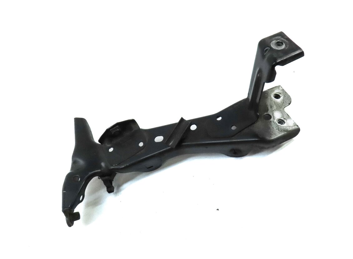 Thumbnail 3: 2015 AUDI A3 (8V) FRONT LEFT DRIVER SIDE FENDER MOUNT BRACKET GUIDE (BLACK)