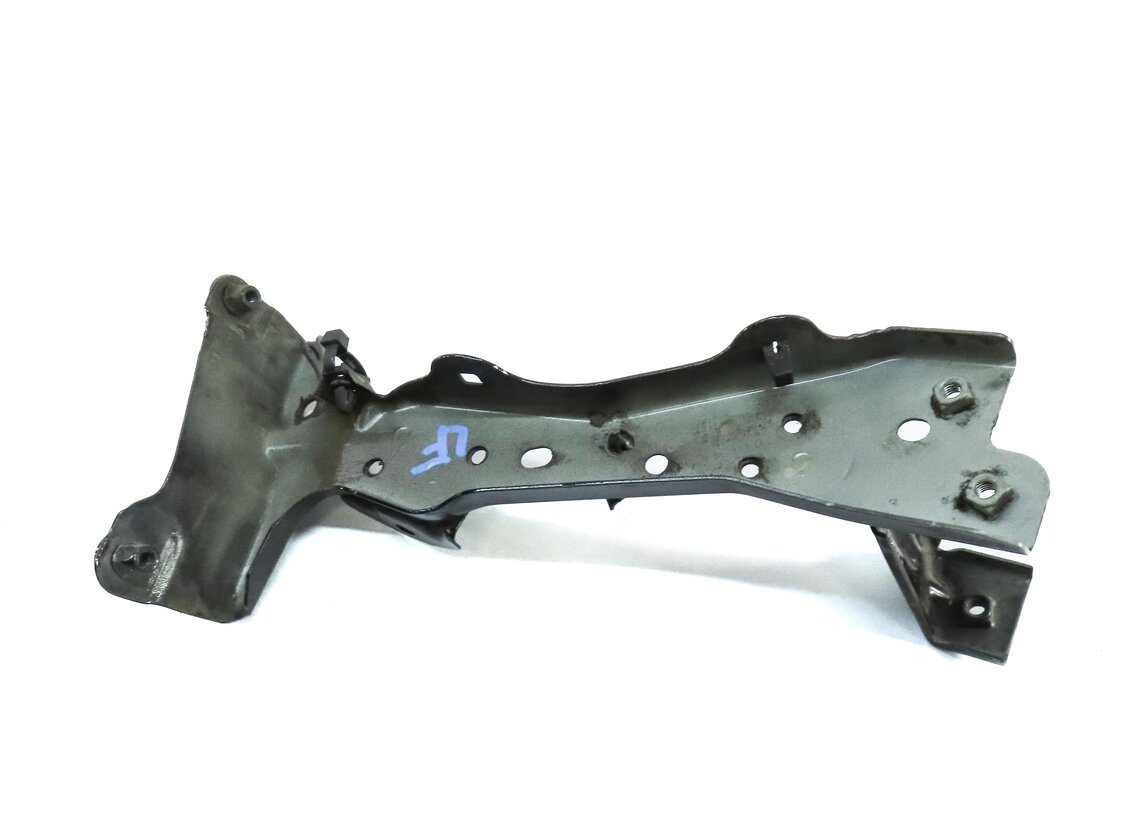 Thumbnail 6: 2015 AUDI A3 (8V) FRONT LEFT DRIVER SIDE FENDER MOUNT BRACKET GUIDE (BLACK)