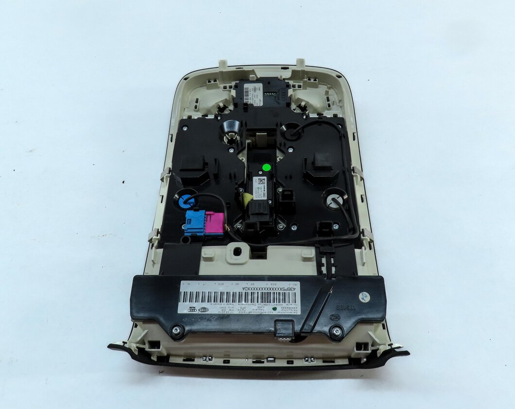 Thumbnail 7: 2014 AUDI A8 (D4 4H) FRONT CENTER ROOF PRIMARY DOME LIGHT ASSEMBLY (BLACK)
