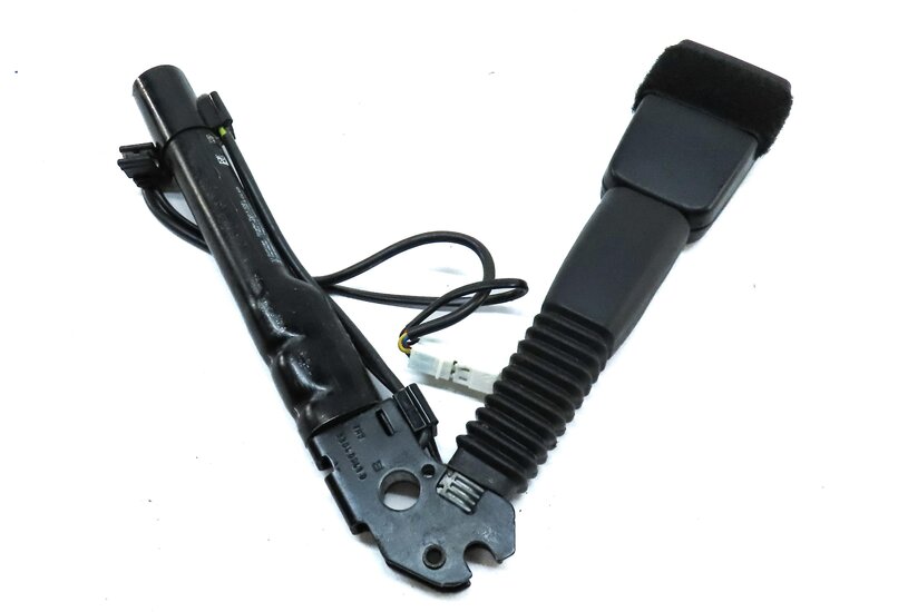 Thumbnail 4: 12-19 BMW 2 3 4 M3 (F22 F32 F33 F34 F36) FRONT RIGHT PASSENGER SEATBELT RECEIVER