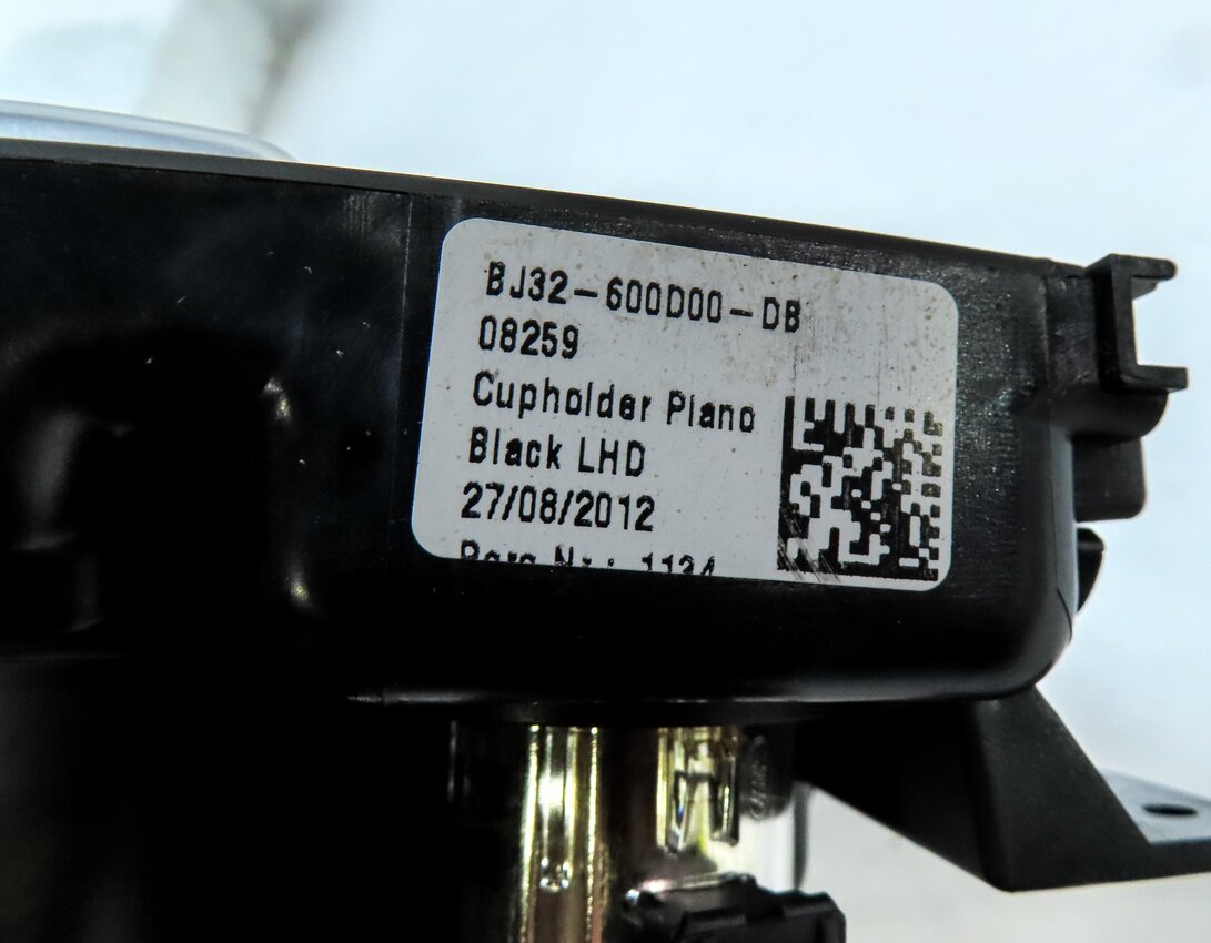 Thumbnail 7: 2013 LAND RANGE ROVER EVOQUE (L538) FRONT CENTER CONSOLE CUPHOLDER & 12v SOCKET