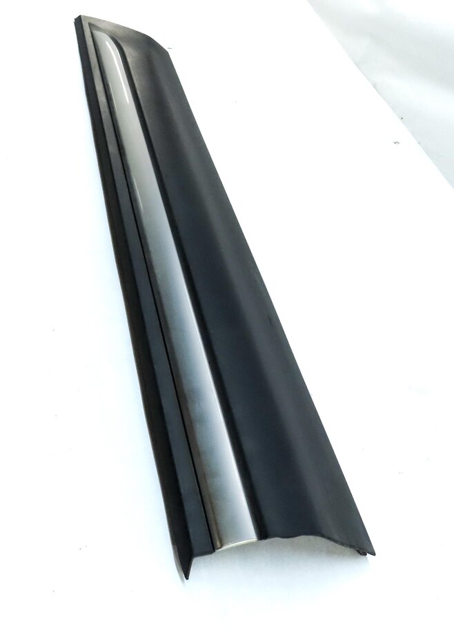 Thumbnail 4: 2013 LAND RANGE ROVER EVOQUE (L538) FRONT RIGHT LOWER DOOR TRIM MOULDING