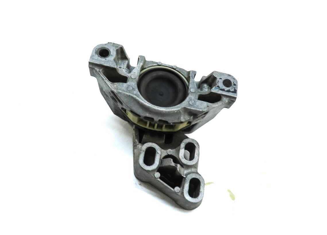 2016 MERCEDES CLA CLASS (C117) 2.0L TURBO M270 RIGHT AUTO TRANSMISSION MOUNT