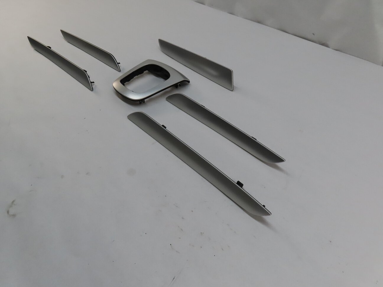 Thumbnail 2: 2016 CLA CLASS (C117) FRONT REAR LEFT RIGHT TEXTURED GRAIN ALUMINUM TRIM SET6