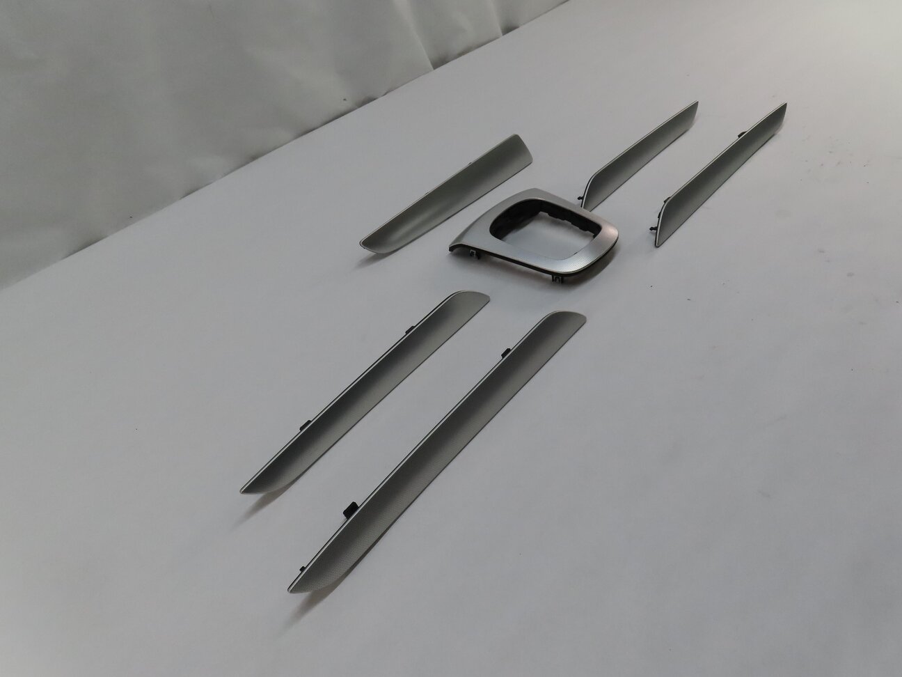 Thumbnail 3: 2016 CLA CLASS (C117) FRONT REAR LEFT RIGHT TEXTURED GRAIN ALUMINUM TRIM SET6