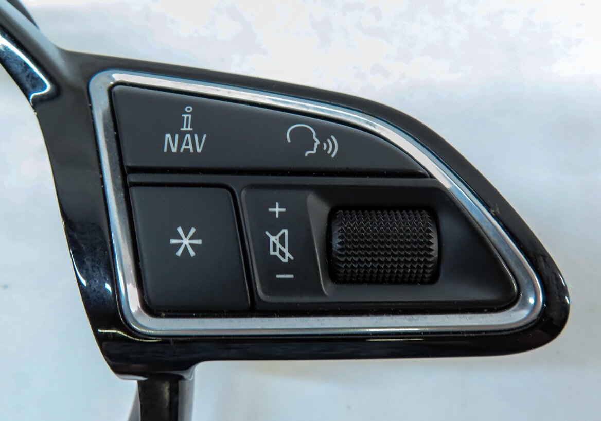 Thumbnail 7: 2015 AUDI Q3 (8U) STEERING WHEEL TRIM w/ MULTIFUNCTIONAL RADIO SWITCH BUTTONS