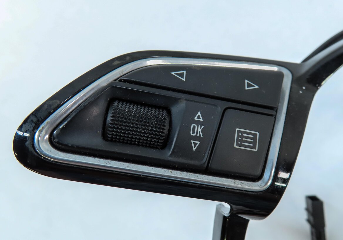 Thumbnail 8: 2015 AUDI Q3 (8U) STEERING WHEEL TRIM w/ MULTIFUNCTIONAL RADIO SWITCH BUTTONS