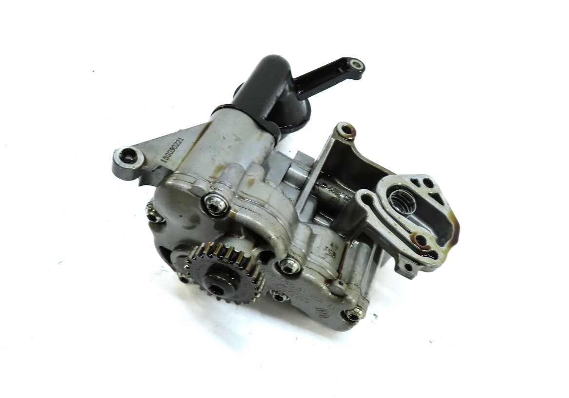 Thumbnail 1: 2015 AUDI Q3 (8U) 2.0L TURBO CCTA ENGINE OIL PUMP w/ PICKUP TUBE 06J115106AB