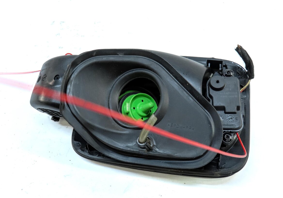 Thumbnail 3: 2015-2018 AUDI Q3 (8U) FUEL TANK GAS DOOR w/ HOUSING & GAS CAP (BLACK FZ)