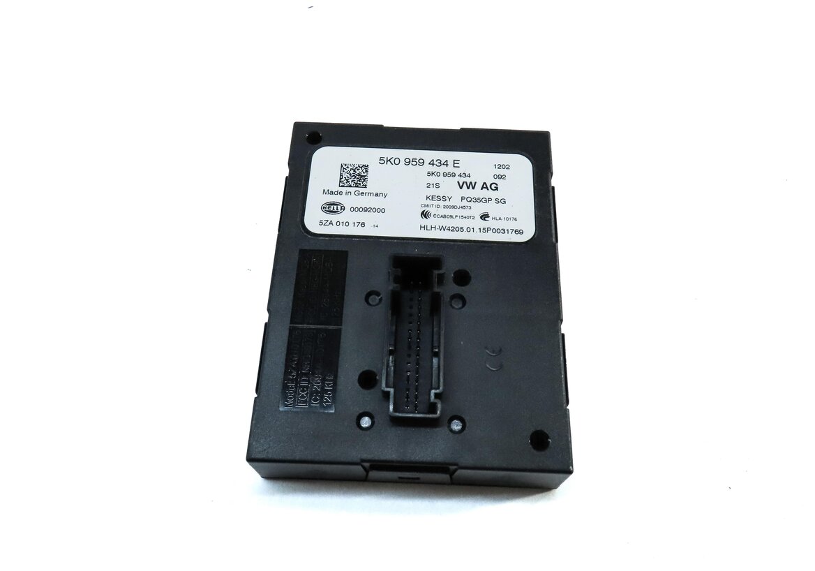 Thumbnail 10: 2015 AUDI Q3 (8U) 2.0L SPEEDOMETER IMMOBILIZER LOCK BODY ENGINE MODULE & KEY SET
