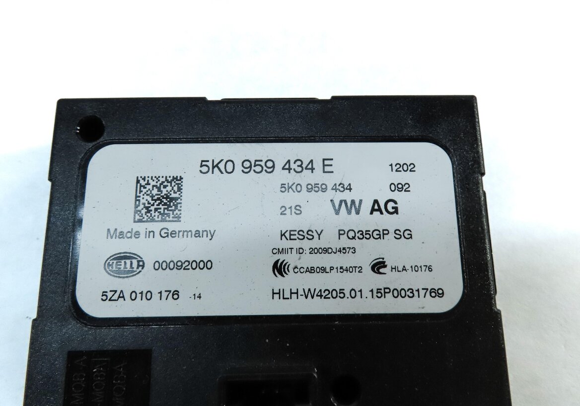 Thumbnail 11: 2015 AUDI Q3 (8U) 2.0L SPEEDOMETER IMMOBILIZER LOCK BODY ENGINE MODULE & KEY SET
